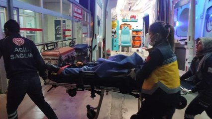 Köprü duvarına çarpan otomobildeki 3 kişi yaralandı