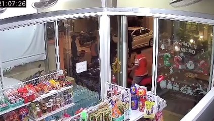 พัทยาเดือดจัด! โบลท์ปะทะวินมอไซค์ ถูกเหล็ก-ไม้เบสบอล ฟาดเจ็บ 3 คน (มีคลิป)