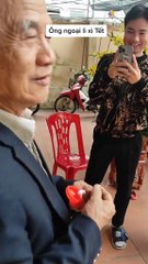 Không kịp mua lì xì đỏ, ông ngoại đành mừng tuổi mỗi con 1 chỉ vàng