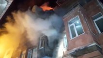 Fatih’te 3 katlı binada yangın çıktı
