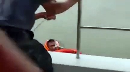 巡逻艇遇大浪沉没，7名军人漂流4小时奇迹获救🚤