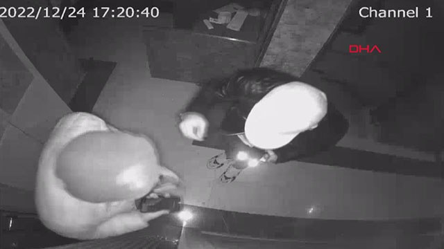 Fatih'te ev ve iş yerinden hırsızlık yapan şüpheliler kamerada
