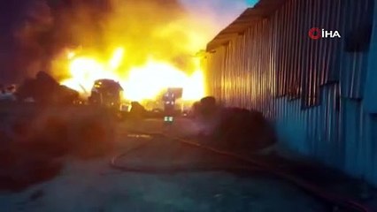 Açık alanda depolanan lastikler alev alev yandı