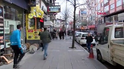 Karne alan liseliler cadde ortasında birbirine girdi
