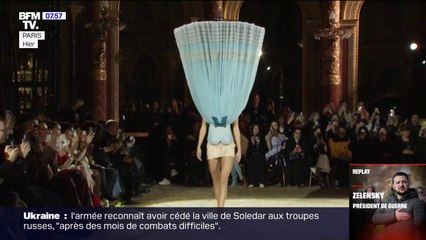 Les robes sens dessus dessous du défilé Viktor & Rolf