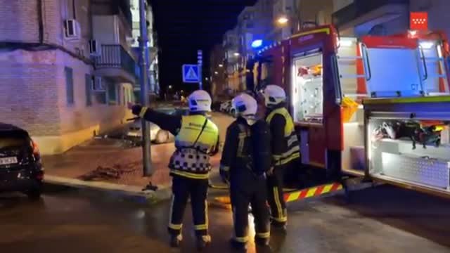 Los bomberos rescatan a varios vecinos con una escala en un incendio en Madrid