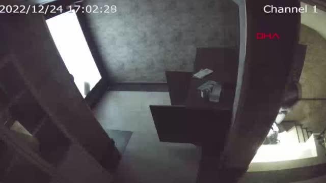 İSTANBUL-FATİH'TE EV VE İŞ YERİNDEN HIRSIZLIK YAPAN ŞÜPHELİLER KAMERADA