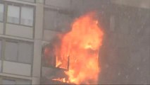 Un muerto y 8 heridos en un incendio en un rascacielos de Chicago