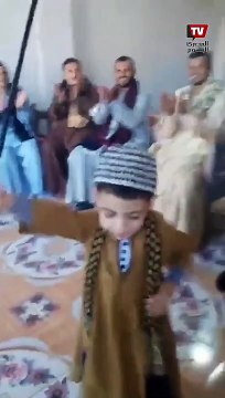 هيبه عمره 5 سنوات وبينافس الرجال فى الرقص بالعصا على أنغام المزمار والطبل البلدي