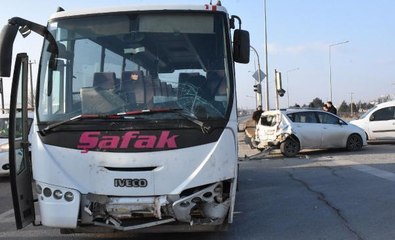 SİVAS'TA İŞÇİ SERVİSİ İLE OTOMOBİL ÇARPIŞTI 4 YARALI