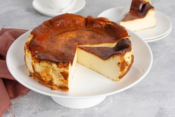 Avec seulement 3 ingrédients, elle réalise un gâteau au yaourt incroyablement gourmand. Le résultat est bluffant