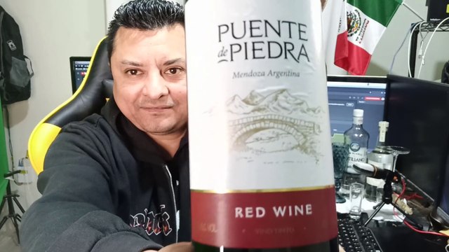 Abriendo una botella de vino tinto Puente de piedra de mendoza argentina buen vino de uva de precio economico