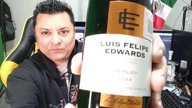 Abriendo una botella de vino tinto luis felipe edwards de buena cosecha de uva