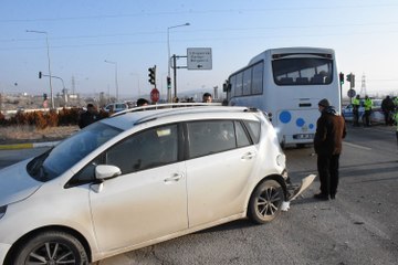 Sivas’ta işçi servisi ile otomobil çarpıştı: 4 yaralı