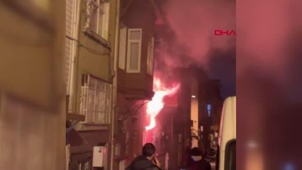 İSTANBUL-FATİH'TE 3 KATLI BİNADA YANGIN; BİNADAN ATLAYAN 1 KİŞİ YARALANDI