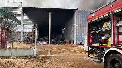 Bomberos apagan fuego en fábrica de Cascajares (Dueña)