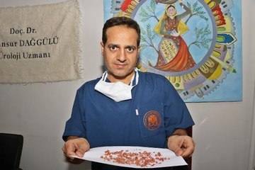HASTANIN BÖBREĞİNİ KAPLAYAN TAŞ, 100'DEN FAZLA PARÇAYA BÖLÜNEREK ÇIKARILDI