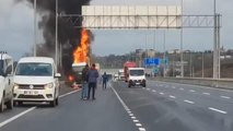 İstanbul'da kargo yüklü kamyon alev alev yandı