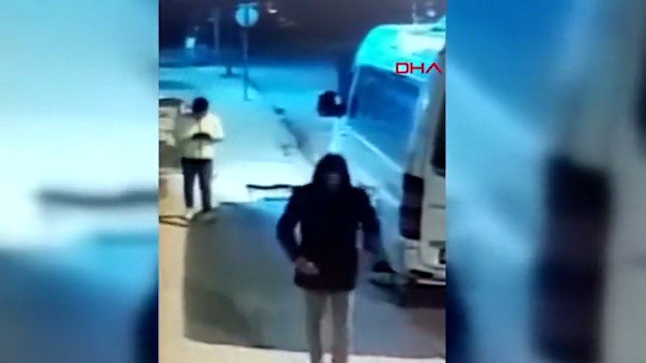 Okul servisinin lastiğini bıçakla kestiği anlar kamerada