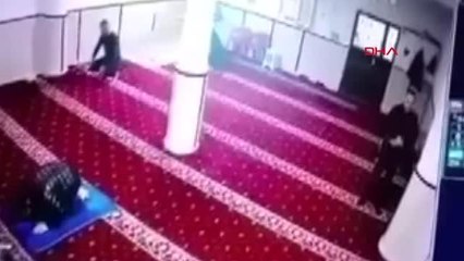 AYNI CAMİDE BİR GÜN ARAYLA NAMAZ KILANLARIN TELEFONLARININ ÇALINMASI KAMERADA