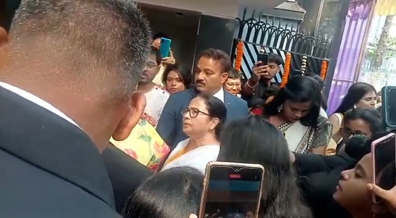 সরস্বতী পুজোয় হঠাৎই নিজের কলেজ যোগমায়ায় খালি গলায় গান ধরলেন মমতা | Oneindia Bengali