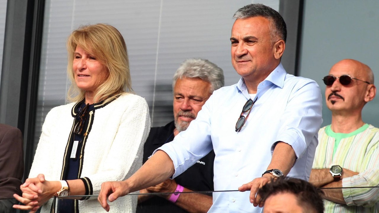 Djokovic-vater posiert mit putin-unterstützern