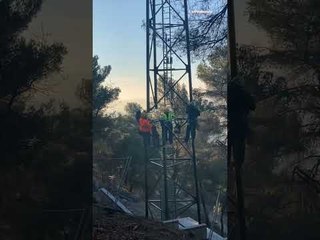 Descargar video: Alpes-de-Haute-Provence : scène spectaculaire d'héliportage d'une antenne-relais