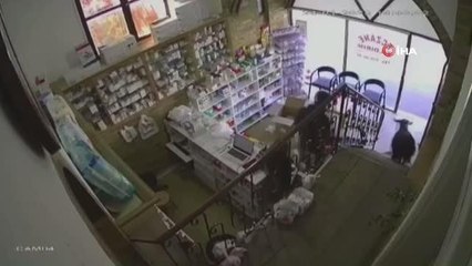 Eczaneye giren inatçı keçi renkli görüntülere sahne oldu... O anlar kamerada