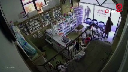 İnatçı keçi girdiği eczaneden çıkmak istemedi