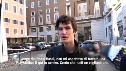 Télécharger la video: L'introvabile Playstation 5 appare, gigante, nel cuore di Roma