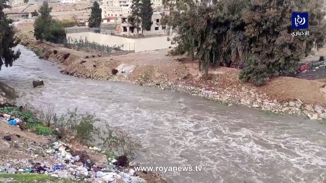 مشاهد لتدفق المياه في مجرى سيل الزرقاء خلال المنخفض الجوي