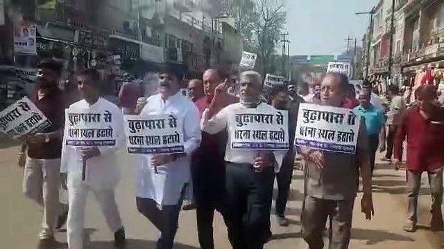 बूढ़ा तालाब धरना स्थल को हटाने छठवें दिन लोगों ने सड़क में उतर कर किया प्रदर्शन