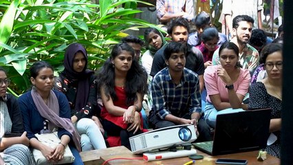 下载视频: Indian students watch banned BBC documentary critical of Modi