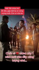 Chàng trai lì xì cho cả xóm