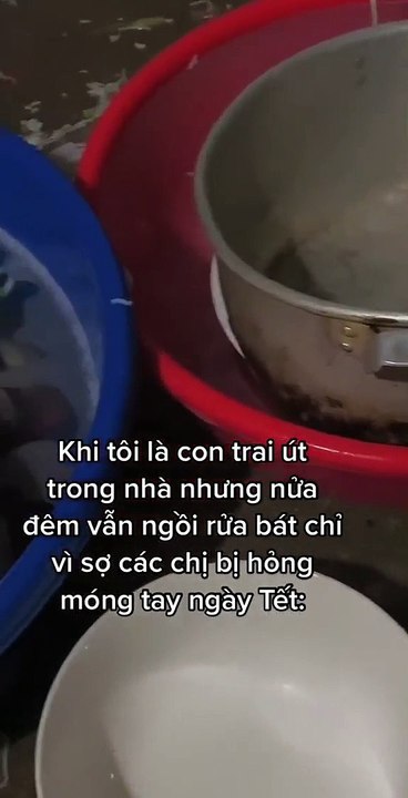 Con trai út rửa bát vì không muốn móng tay các chị bị hỏng