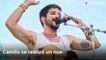 "No sabe cómo llamar la atención": critican en redes a Camilo por tatuarse un ajo en la pierna