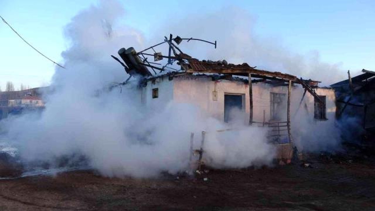 Tokat'ta korkutan yangın, kış günü evsiz kaldılar
