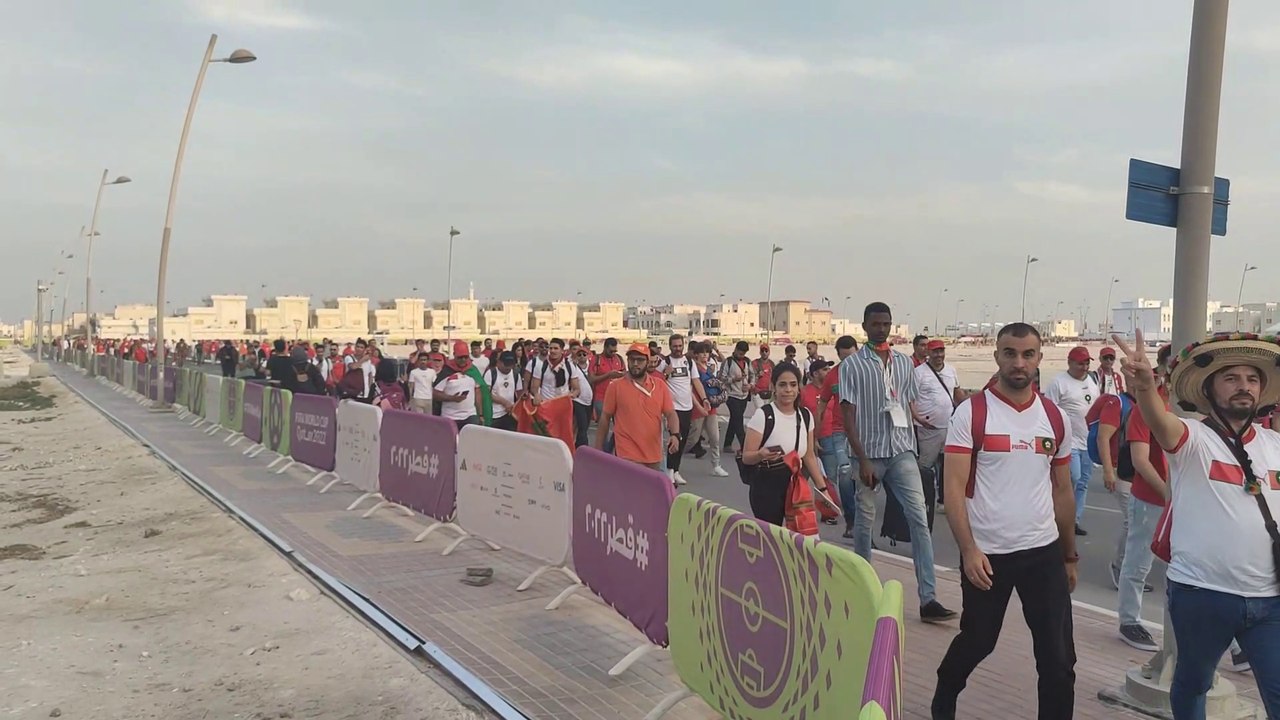 Les supporters marocains de la Coupe du monde de football Qatar 2022 se rendent au match Maroc-Canada