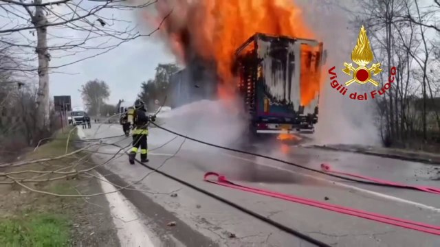 A fuoco autoarticolato carico di bancali in legno
