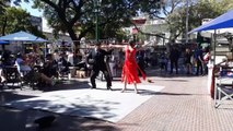 Couple dansant le tango sur la Plaza Dorrego, à San Telmo, en Argentine