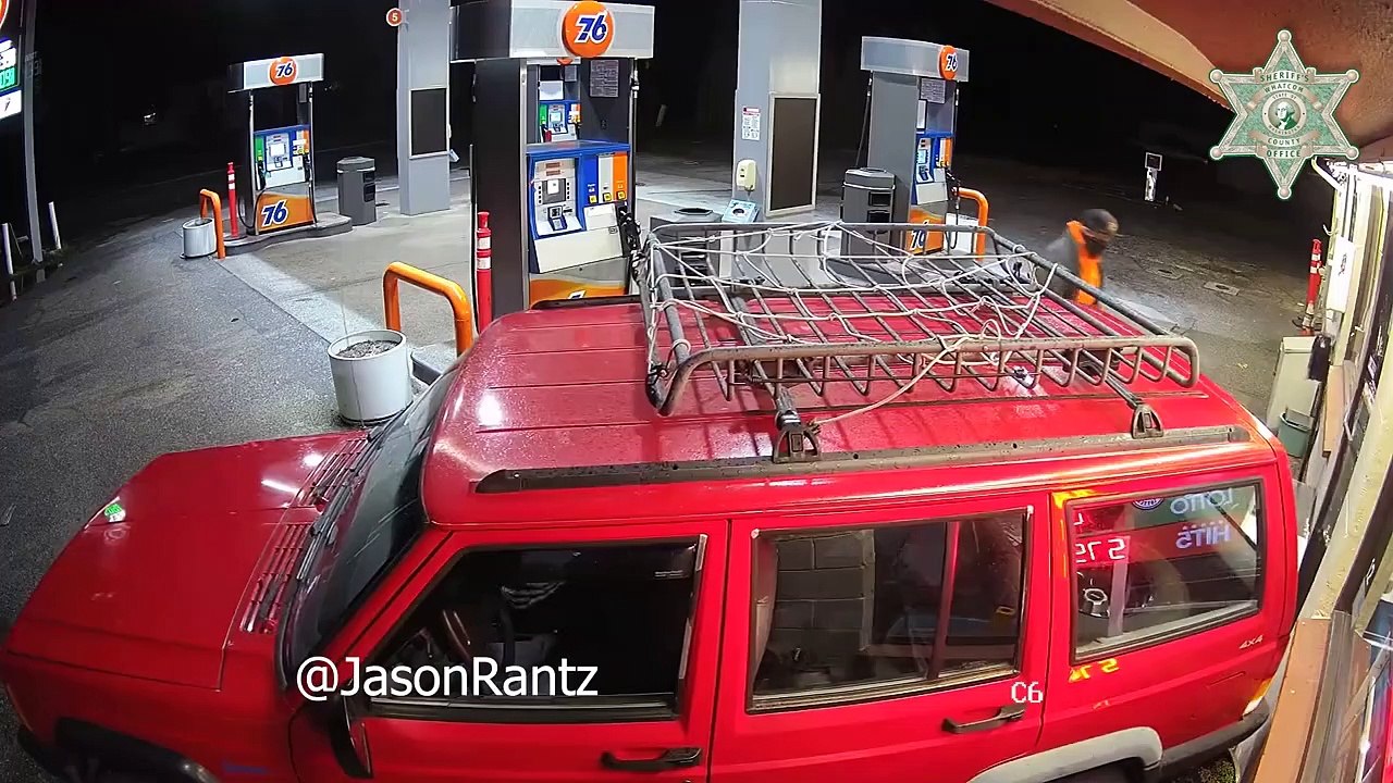 2 voleurs tentent désespérément d'ouvrir un distributeur de billets en fonçant dessus avec un pickup