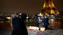 Paris : ces couples prêts à débourser 500 euros pour une demande en mariage près de la tour Eiffel