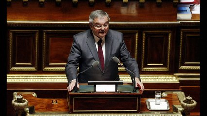 Ex-ministro francês é condenado por contratar funcionários fantasma
