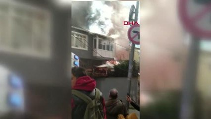 KAĞITHANE'DE GECEKONDUDA ÇIKAN YANGIN YANDAKİ BİNALARA SIÇRADI