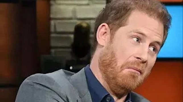 I fan reali sono rimasti sconcertati dopo che il principe Harry ha iniziato a cantare una canzone s