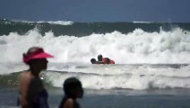 Corpo de Bombeiros divulga vídeos do salvamento de 15 pessoas após naufrágio na Ilha do Mel