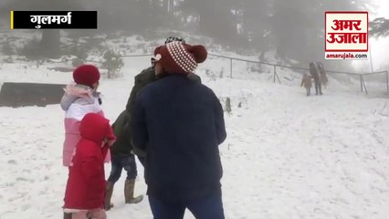 कश्मीर के कई हिस्सों में बर्फबारी जारी  रिसॉर्ट शहर गुलमर्ग में तापमान शून्य से नीचे रहा