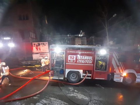 Güngören'de 2 katlı plastik ve hurda deposundaki yangın itfaiye ekiplerince söndürüldü