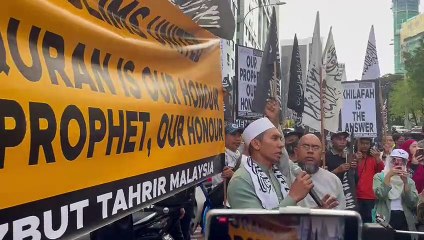 下载视频: Hizbut Tahrir members gather in front of Swedish Embassy in KL to protest Quran burning in Stockholm