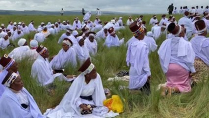 La peregrinación anual al monte Nhlangakazi en Sudáfrica atrae a miles de personas